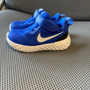 Baby/toddler shoes- size 5c